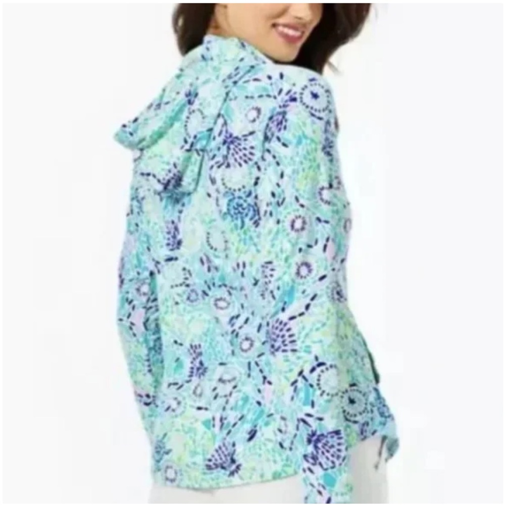 Lilly Pulitzer UPF 50+ ChillyLilly Lili Block Popover - Picture 2 of 6